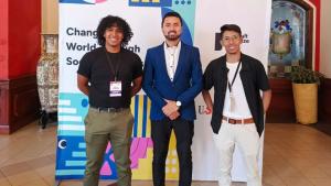 Estudiantes galardonados junto al Director Técnico de Emprendimiento e Innovación